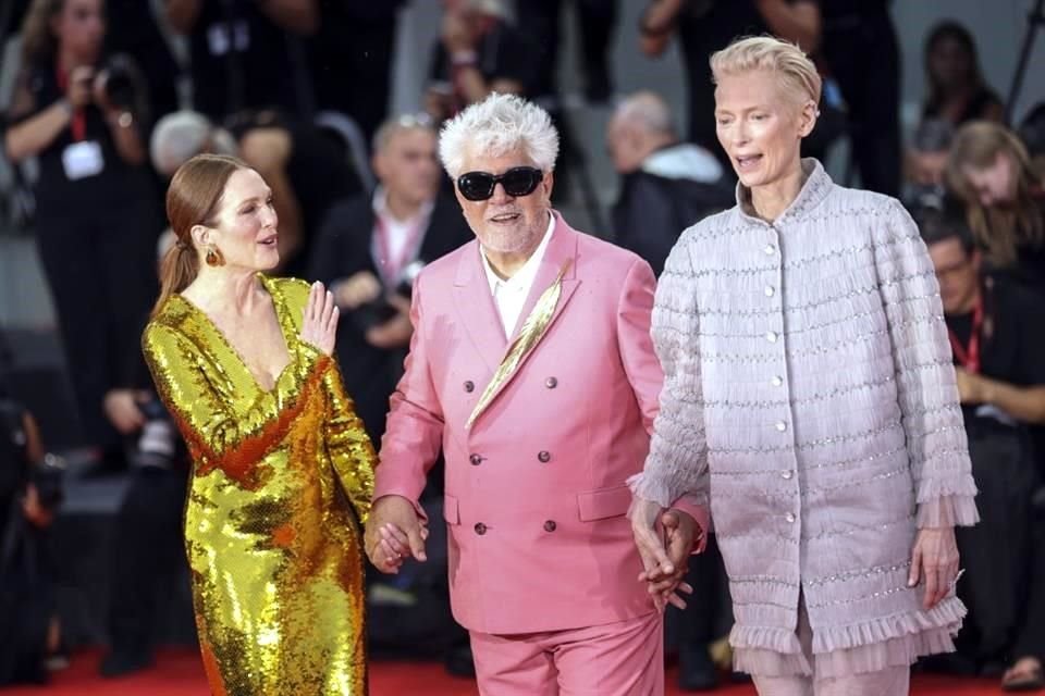 El cineasta español Pedro Almodóvar regresó este lunes al Festival de Cine de Venecia para estrenar 'La Habitación de al Lado', con las estrellas Tilda Swinton y Julianne Moore.