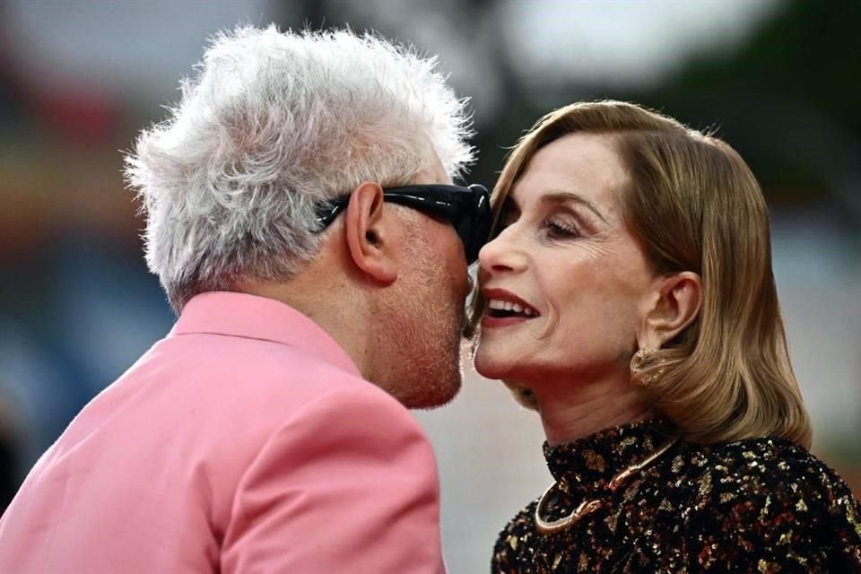 El director español Pedro Almodóvar besó en la mejilla a la actriz francesa y presidenta del jurado, Isabelle Huppert, mientras asistía a la alfombra roja de la película 'La Habitación de al Lado'.