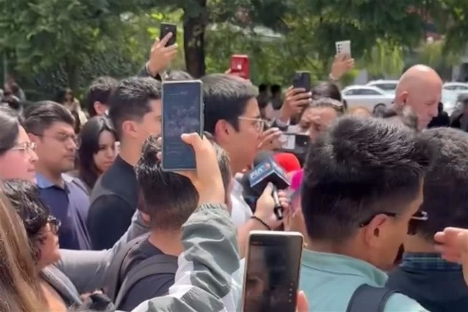 Estudiantes de la Facultad de Derecho de la UNAM pidieron a Ricardo Monreal abrirse al diálogo con alumnos en relación a la reforma judicial.