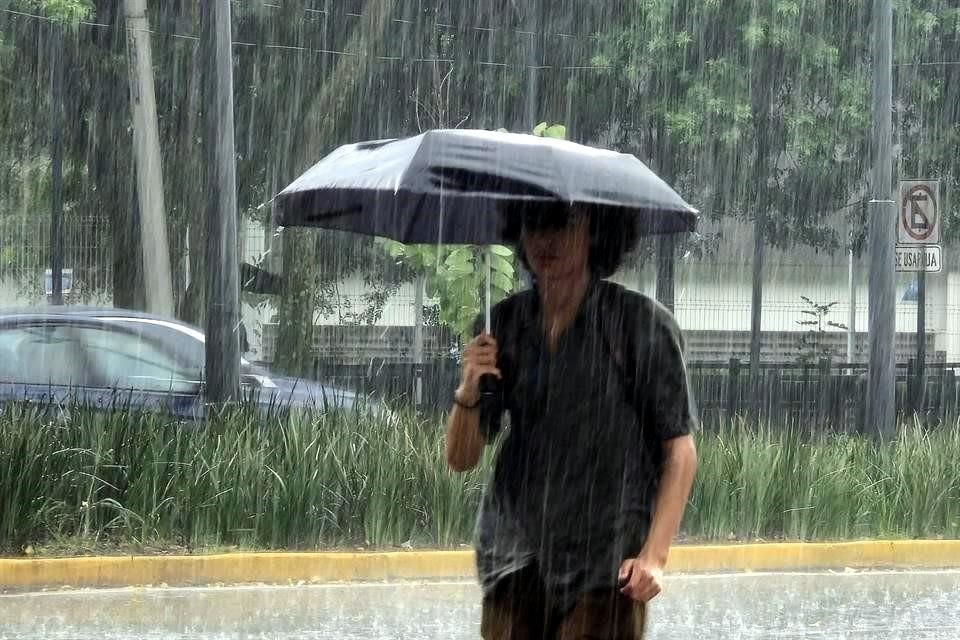 En la Alcaldía Benito Juárez ya caen fuertes lluvias.