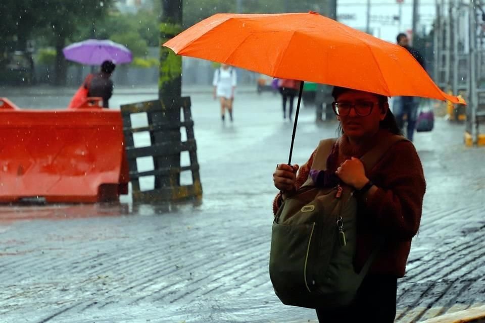 Además de las precipitaciones, la dependencia advirtió que se prevé la caída de granizo, caída de ramas, árboles y lonas, así como encharcamientos.