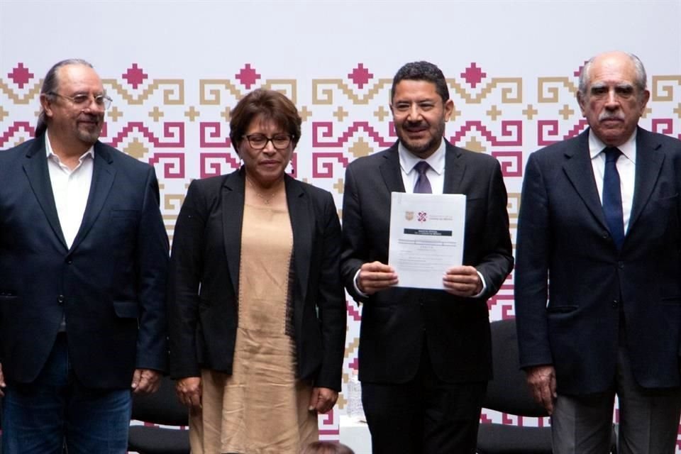 Durante el acto protocolario estuvieron presentes el titular de la UIF, la presidente del Congreso local y el Subsecretario de Gobierno.