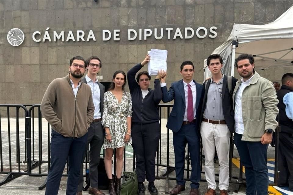 Los representantes del grupo estudiantil están afuera de la Cámara de Diputados en la espera del diálogo con Morena por reforma al Poder Judicial.