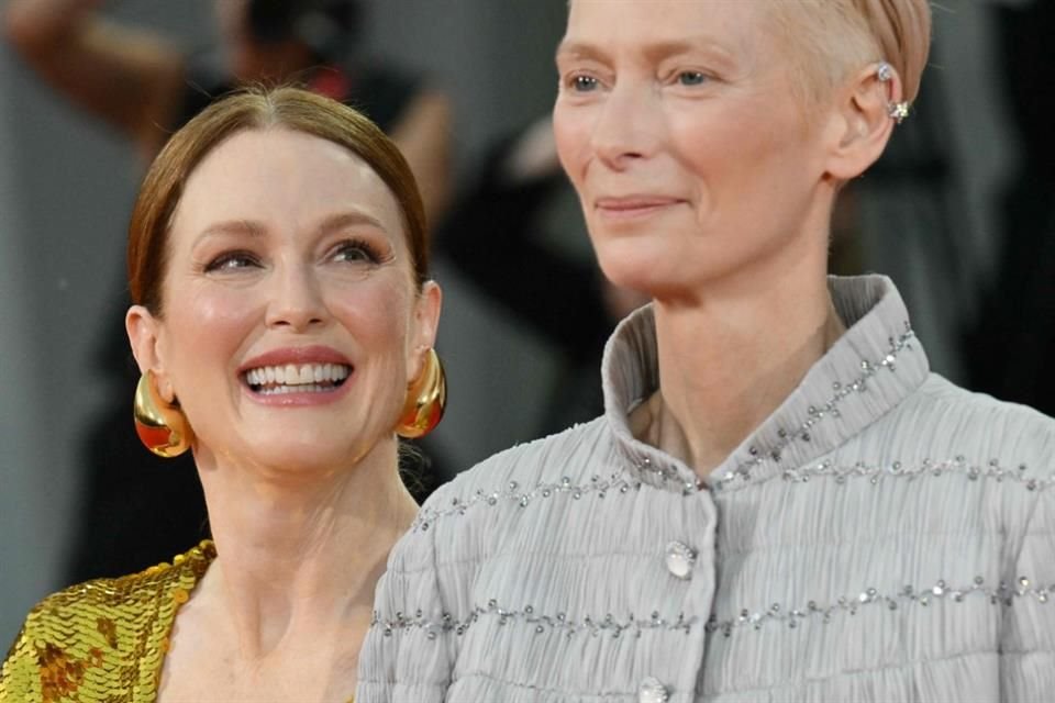 Moore y Tilda Swinton se mostraron alegres durante la presentación de su filme.