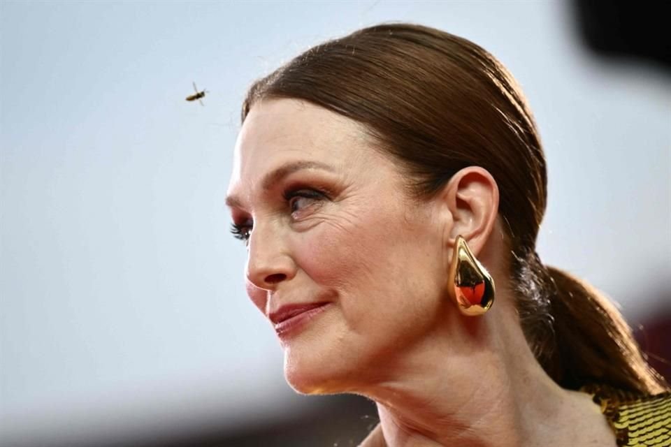 Sin importar la presencia de insectos, Julianne Moore no dejó de brillar al lucir un par de pendientes icónicos de la firma Bottega Veneta.