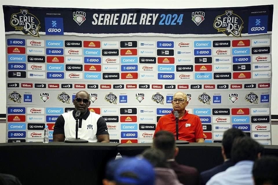 Roberto Kelly y Lorenzo Bundy atendiendo a la prensa.