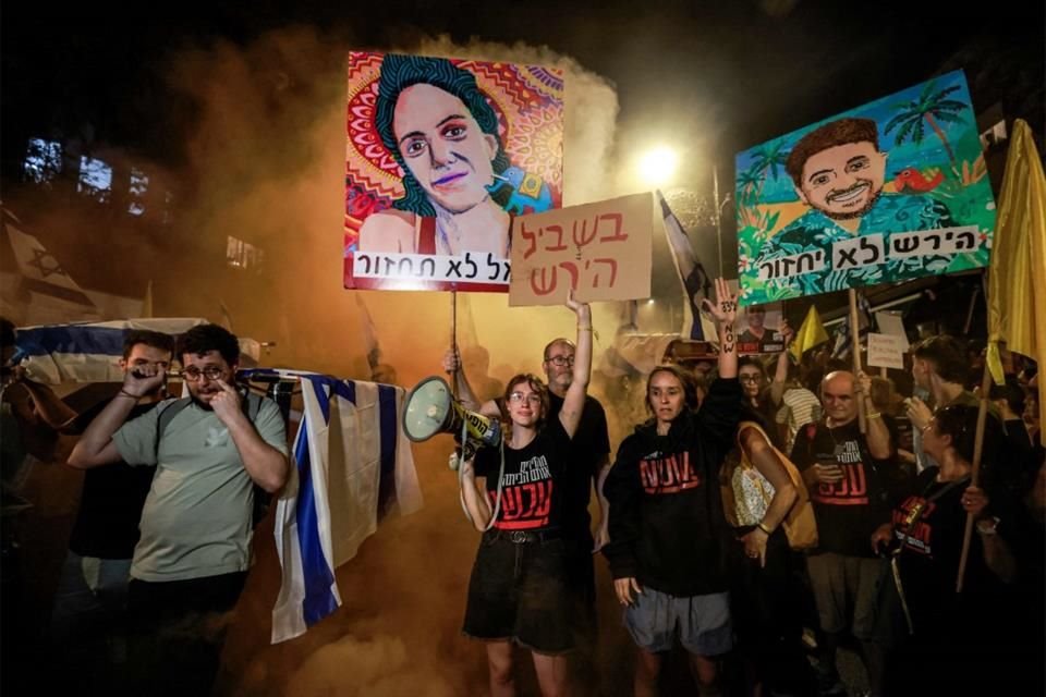 Manifestantes protestan en Israel para exigir un cese al fuego en Gaza que permita la liberación de los rehenes.