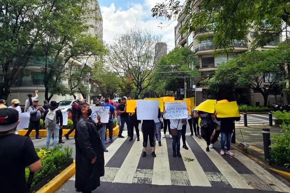 Un grupo de personas se reunió para exigir justicia por el choque del auto.