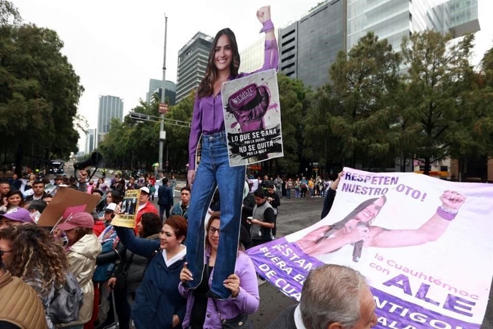 Simpatizantes de Alessandra protestaron en Paseo de Reforma en contra de la anulación de la elección.