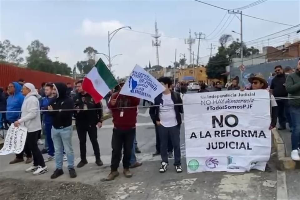 Con cadenas humanas, los trabajadores han bloqueado los accesos al recinto legislativo.