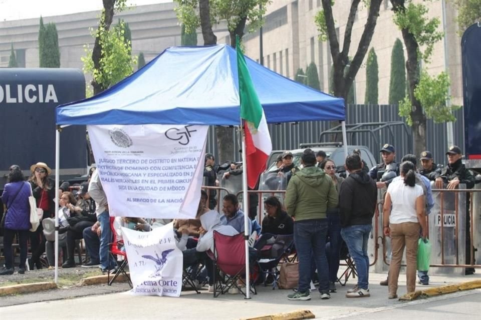 Los trabajadores instalaron carpas en los accesos del recinto legislativo.