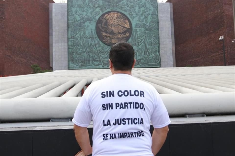 Un hombre en defensa del Poder Judicial posa de espaldas frente a la entrada de San Lázaro.