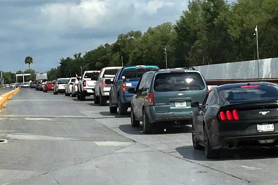 La alta afluencia vehicular provocó tiempos de espera en fila de una hora y cuarto en promedio, tanto en el cruce Anzaldúas como en el Reynosa-Hidalgo.