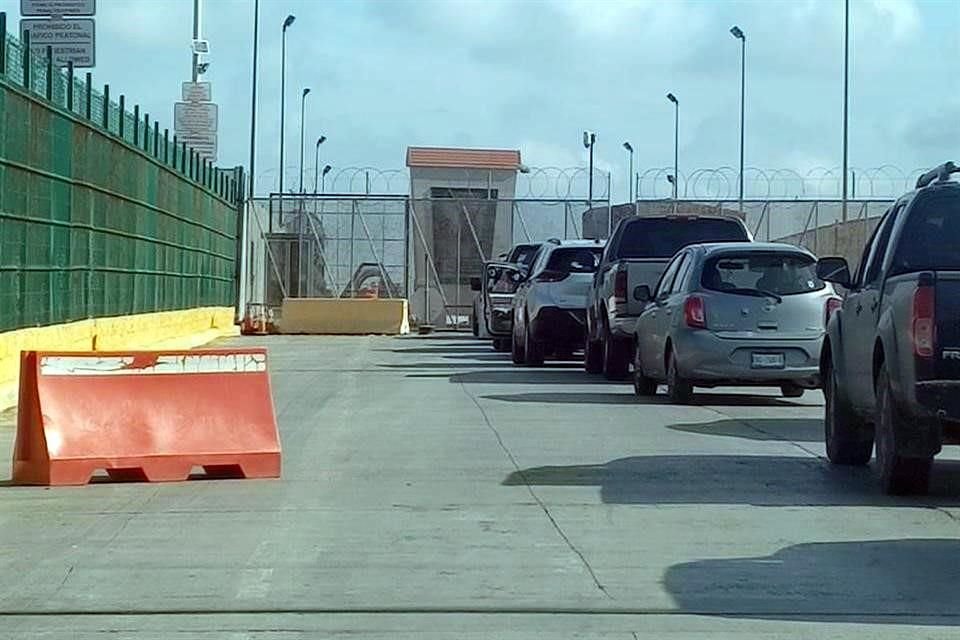 Agentes de Aduanas y Protección Fronteriza cerraron las puertas de malla en la línea divisoria del paso a Hidalgo, Texas, pero sólo por unos minutos.