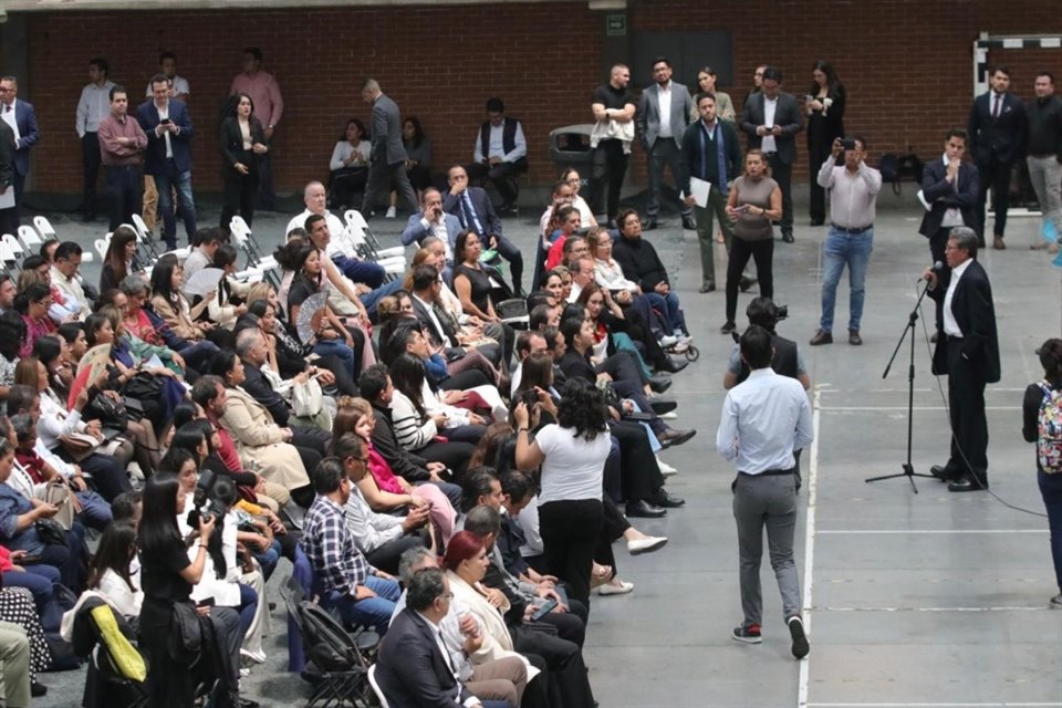 Legisladores en la Sala de Armas de la Magdalena Mixhuca.