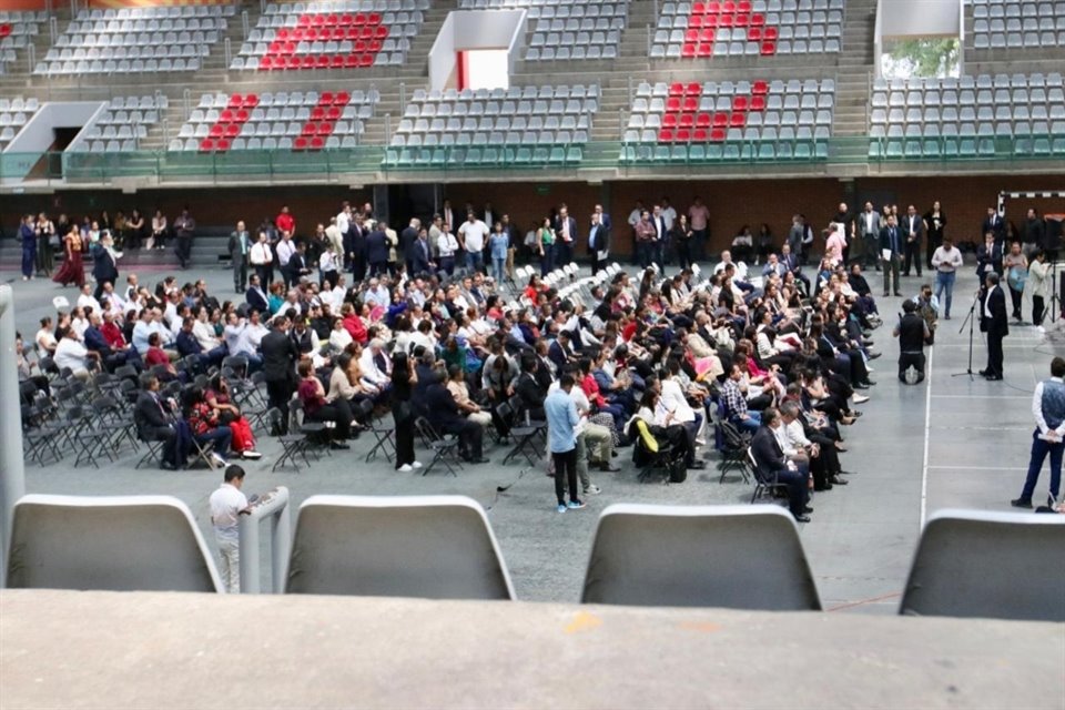 Legisladores en la Sala de Armas de la Magdalena Mixhuca.