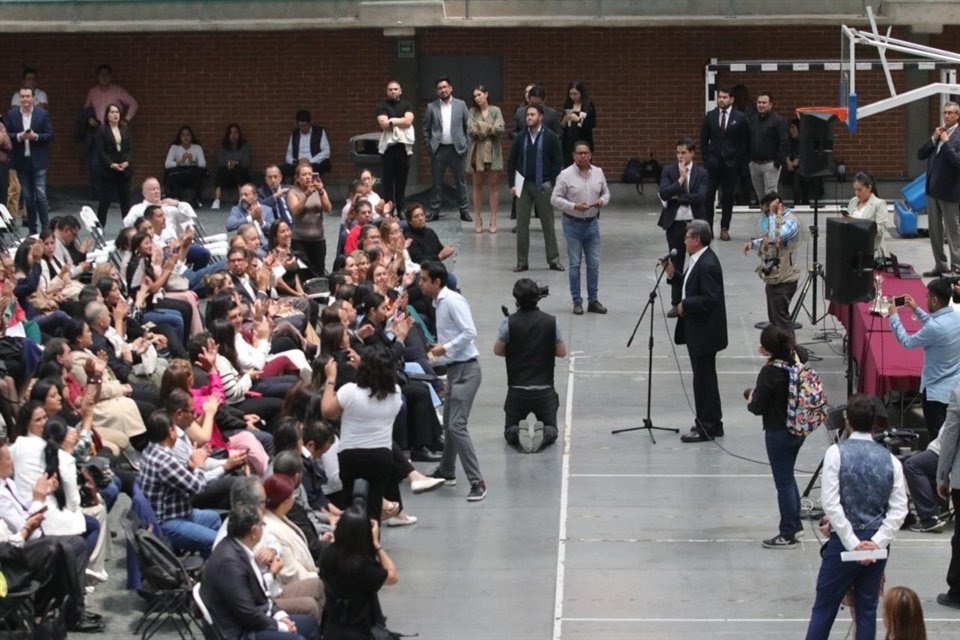 Legisladores en la Sala de Armas de la Magdalena Mixhuca.