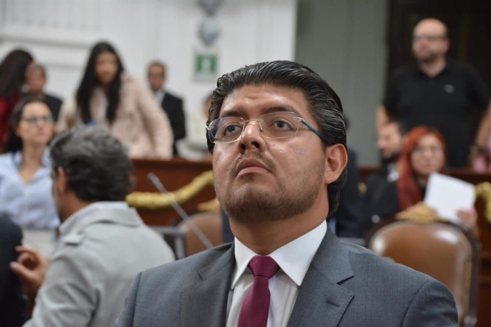 Víctor Hugo Lobo Rodríguez rindió protesta ante el Pleno del Congreso como diputado suplente de Gerardo González García.