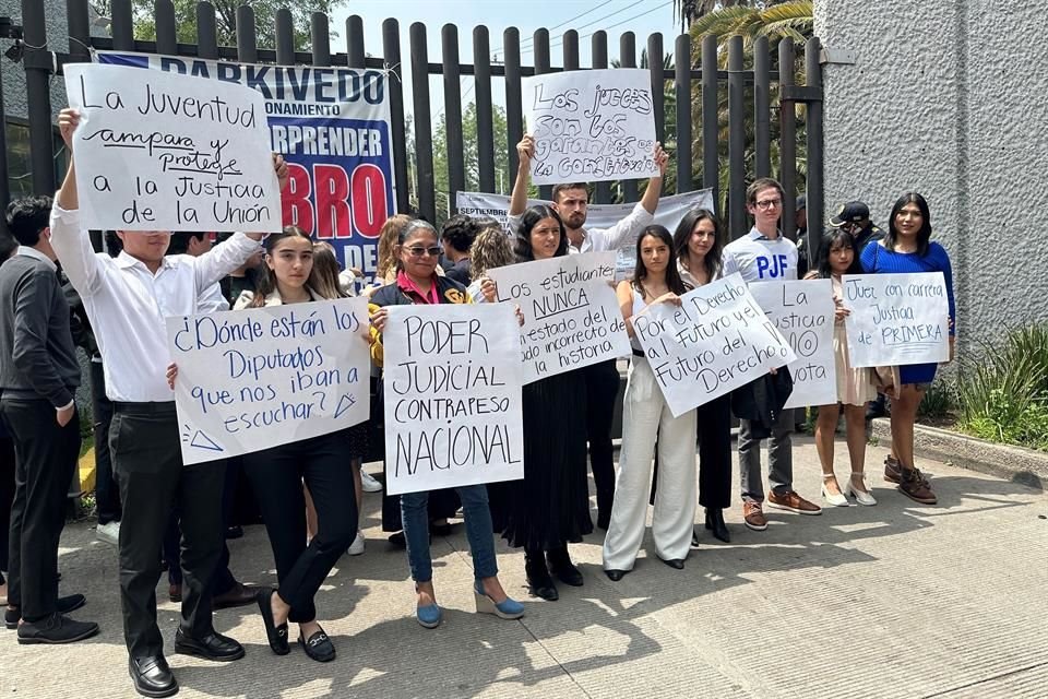 Estudiantes del Movimiento Generación del 24 acudieron a manifestarse afuera de la sede alterna en la Magdalena Mixhuca.