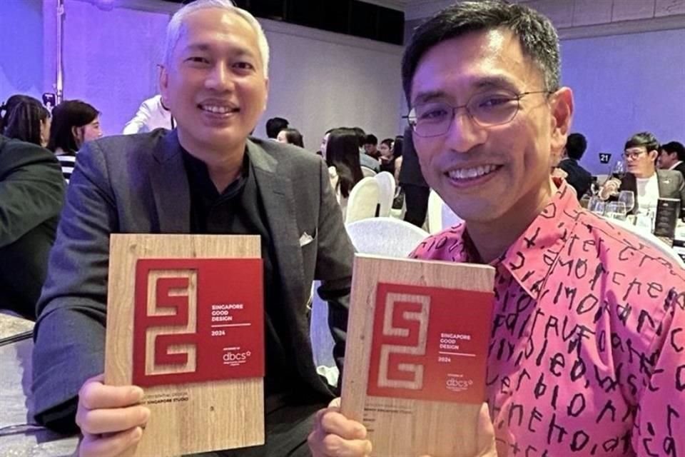 Terence Seah (derecha), junto con Rayvees Goh, director de arquitectura paisajística, aceptaron el premio en nombre del despacho.