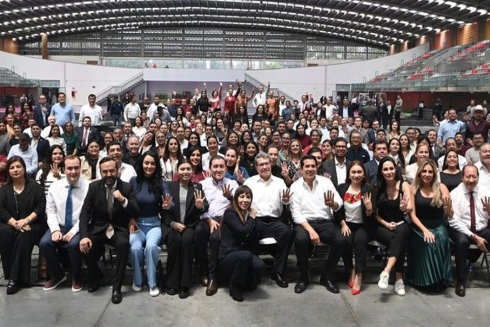 Diputados de Morena, PT y PVEM en la Sala de Armas de la Magdalena Mixhuca.