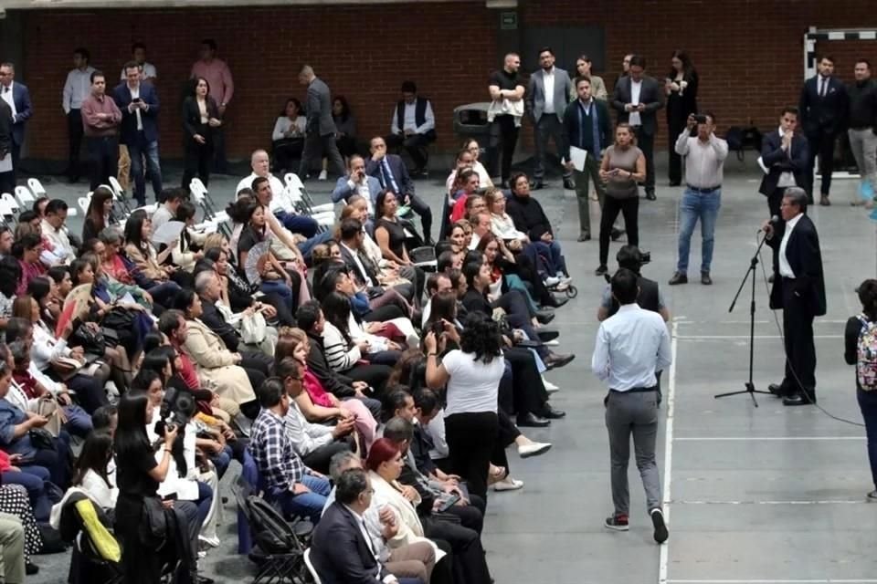 Ricardo Monreal, coordinador de Morena, habla a legisladores, previo al inicio de sesión en la Magdalena Mixhuca.