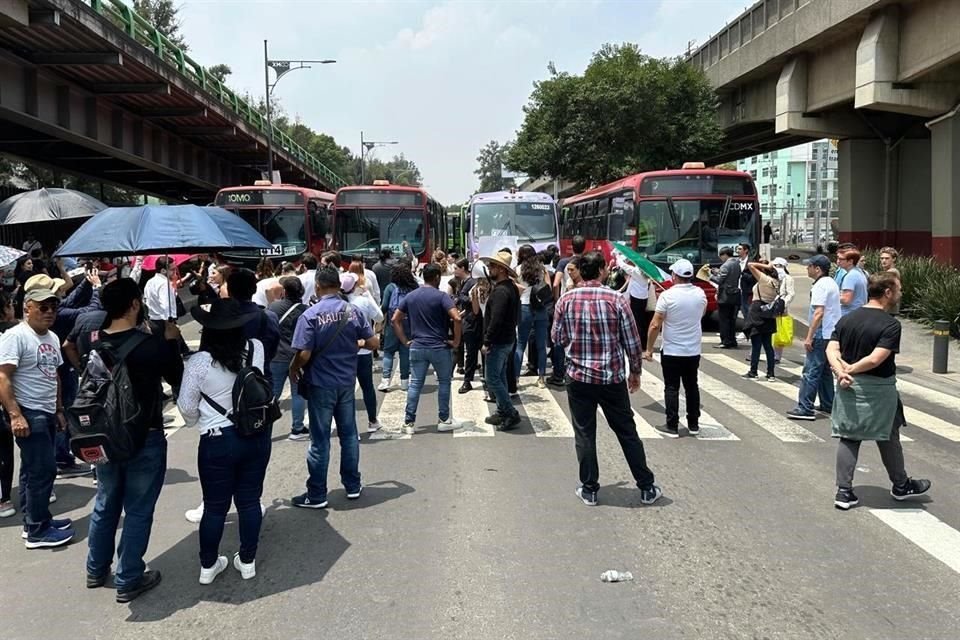 Tras horas de espera, los estudiantes inconformes y otros ciudadanos comenzaron el bloqueo del Viaducto Río Piedad, afuera de la sede alterna de Diputados.