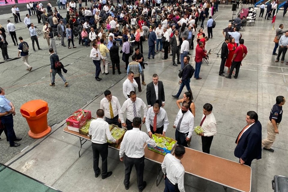 En la Sala de Armas de la Magdalena Mixhuca se colocaron frutas para los legisladores.