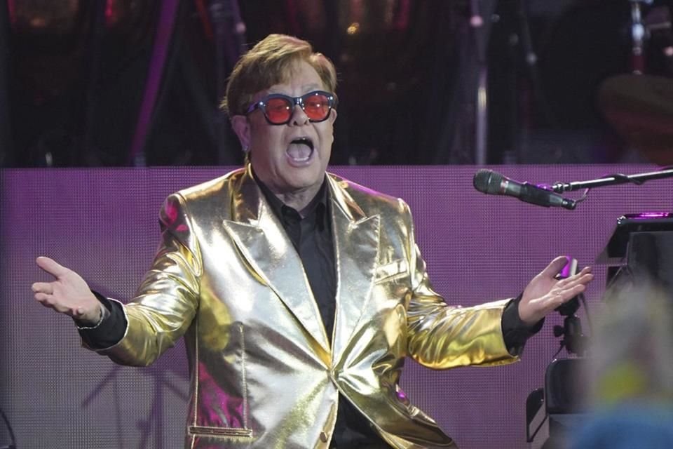 El cantante Elton John compartió que ha estado lidiando con una grave infección ocular que le ha dejado con visión limitada en un ojo.