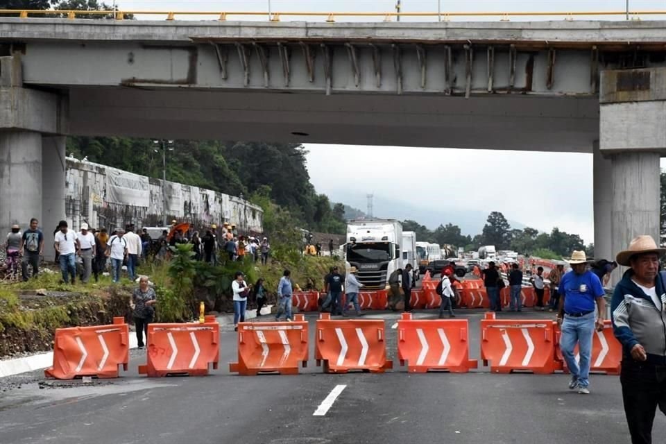 Cierran habitantes y comuneros de Tepoztlán el entronque la Pera-Cuautla contra casetas y por incumplimiento de obras complementarias.