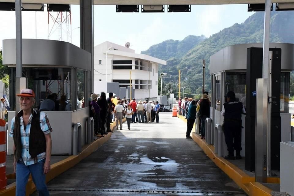 Levantaron las plumas de la caseta y permitieron el libre acceso, después, en la construcción de un túnel, ubicado en el kilómetro 0 de esa vialidad exigieron a los trabajadores parar.