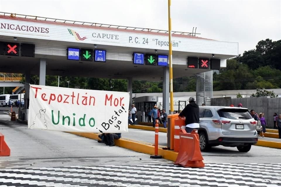 Cierran habitantes y comuneros de Tepoztlán el entronque la Pera-Cuautla  y toman la caseta por acusar incumplimiento de autoridades a sus demandas.