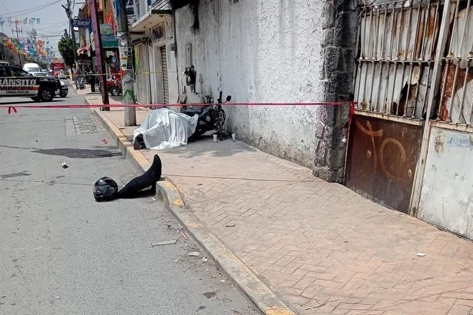 Paramédicos llegaron a la zona, la cual es conocida como la 'Bajadita de la Gaby', y al revisar al motociclista encontraron que ya no tenía signos vitales.