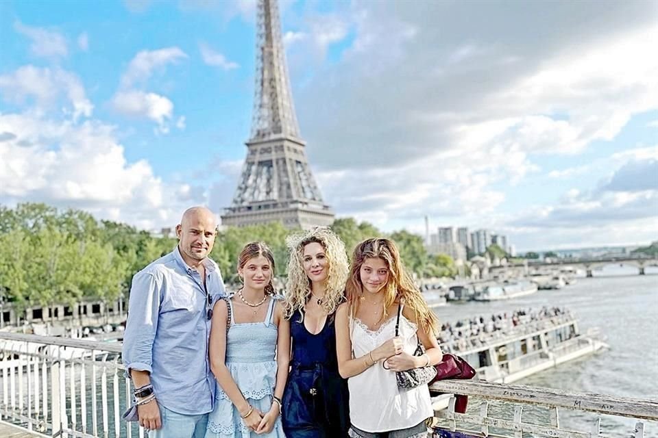 En 2021, durante su tradicional viaje familiar de verano, Manuel Rivera y Zarina Rivera con sus hijas, Tamara Rivera y Hannah Rivera, en París.