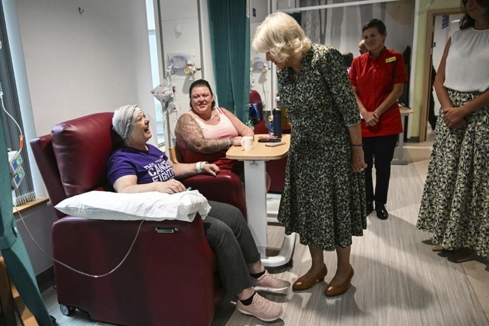 La Reina tuvo la oportunidad de conocer a varios pacientes que están recibiendo quimioterapia.