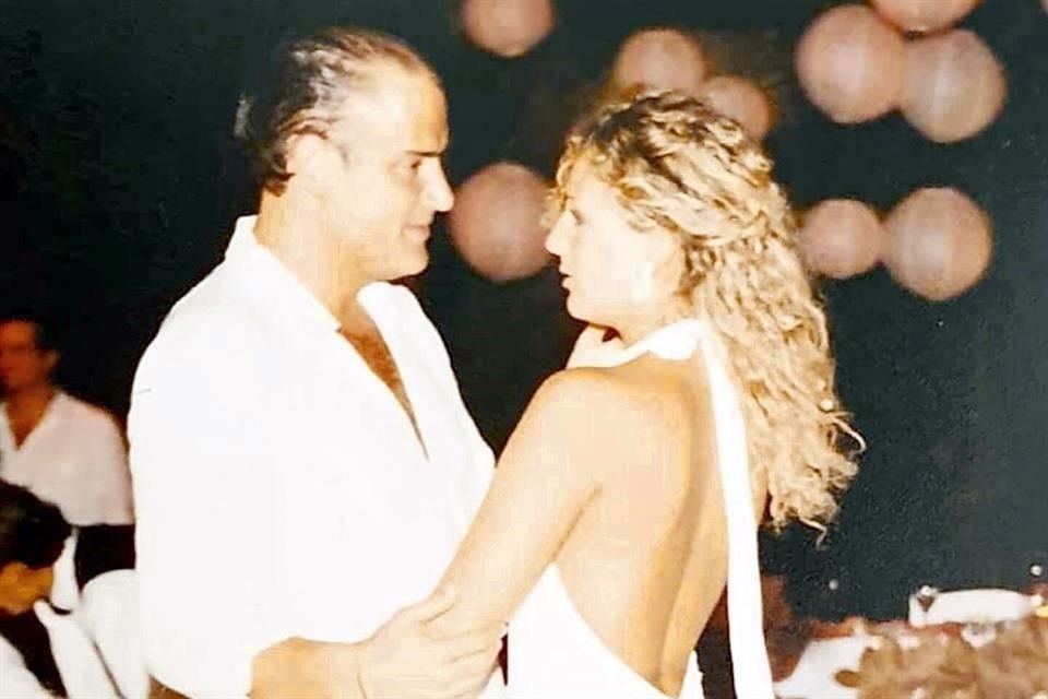 Manuel Rivera y Zarina Rivera celebraron su boda en el Puerto de Acapulco, en 2004.