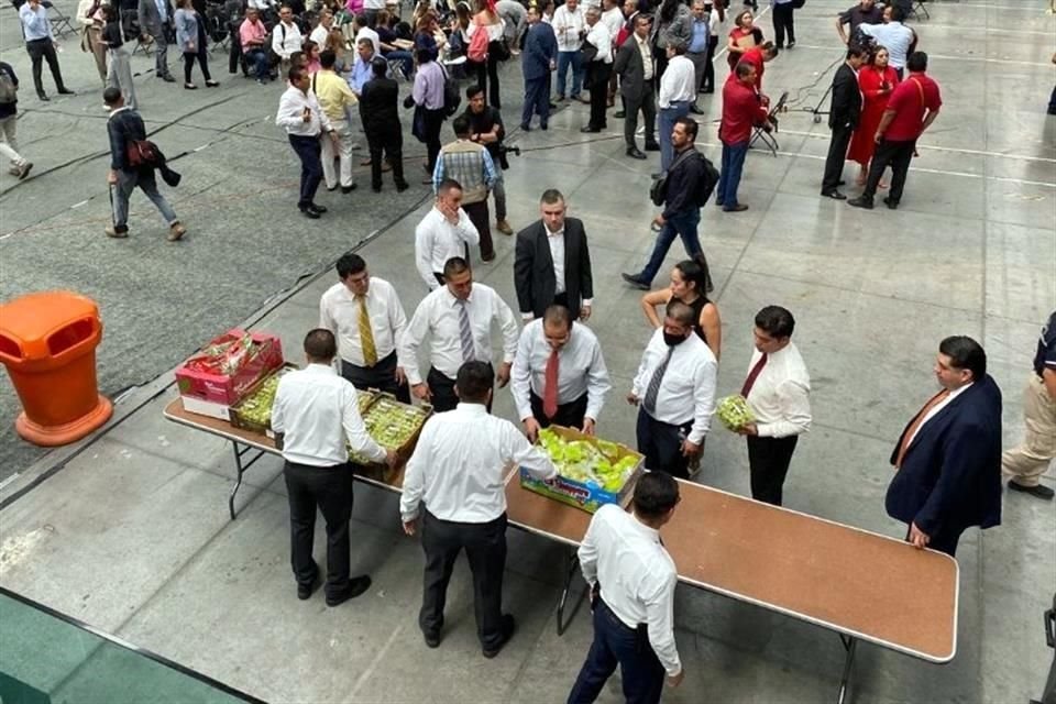 Los diputados federales, en su mayoría de Morena y aliados, recibieron uvas al interior de la Sala de Armas en el Deportivo Magdalena Mixhuca.