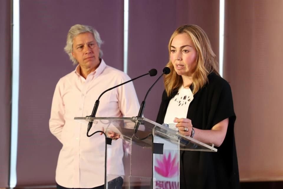 La abogada Ana Lucía Medina y el empresario Claudio X. González en conferencia de prensa.