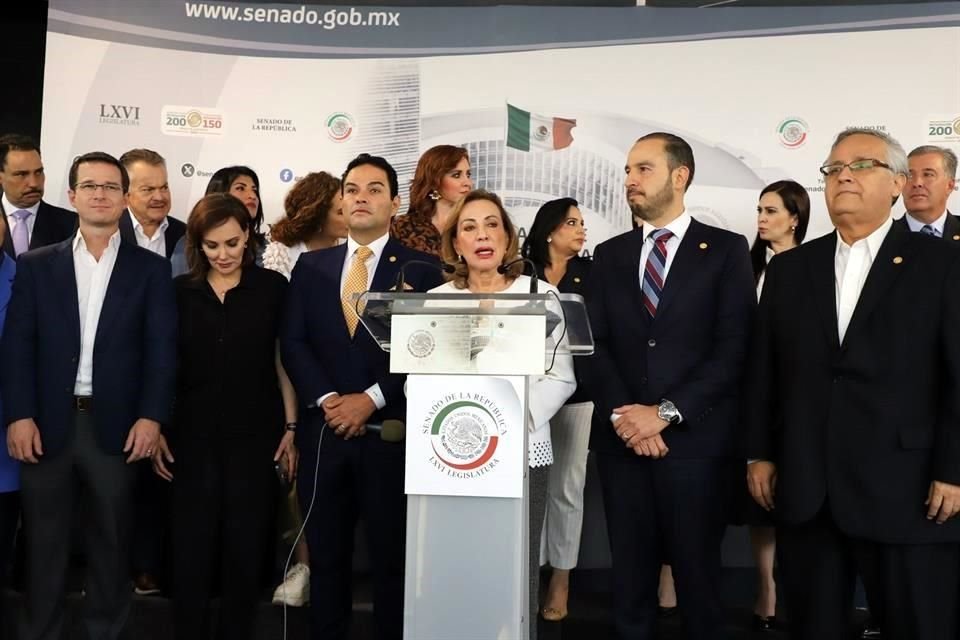 Los senadores panistas en conferencia de prensa en la sede de la Cámara alta.