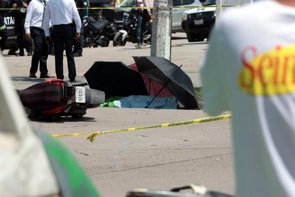 El motociclista circulaba cuando fue asesinado a tiros en un ataque directo.