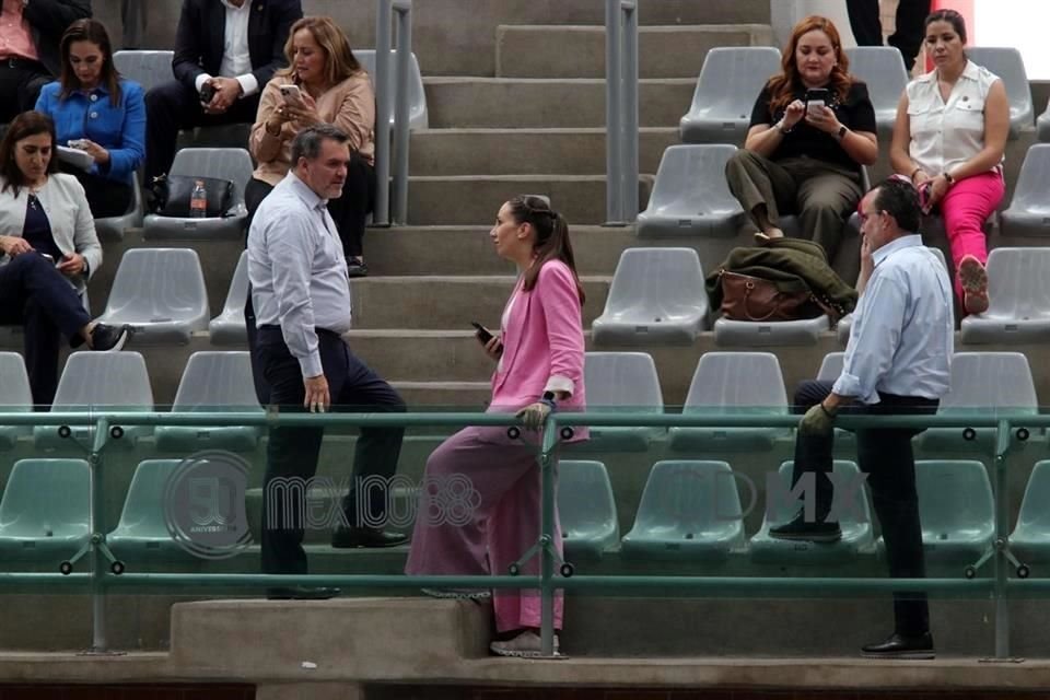 Legisladores panistas acudieron a la sede alterna de la Cámara de Diputados, habilitada en la Sala de Armas de la Magdalena Mixhuca.