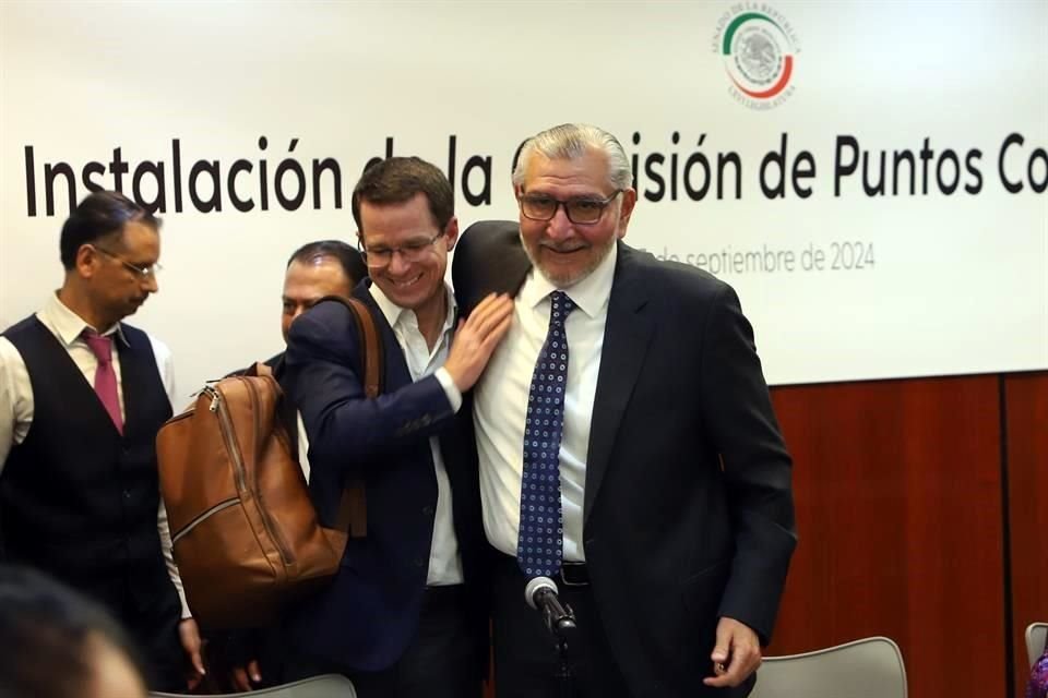 Ricardo Anaya y Adán Augusto López, durante la instalación de la Comisión de Puntos Constitucionales.