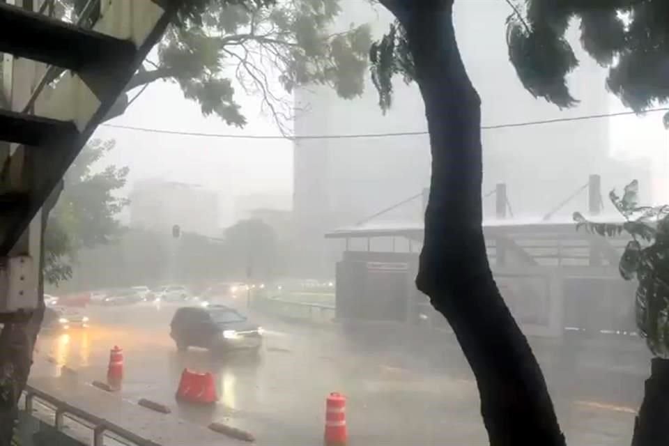 La Secretaría de Gestión Integral de Riesgos y Protección Civil alertó por fuertes lluvias y rachas de viento en toda la Ciudad.