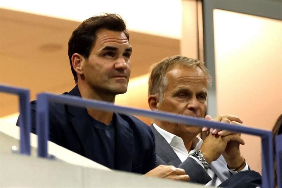 Roger Federer presente en un palco para ver a la rusa ante la china.