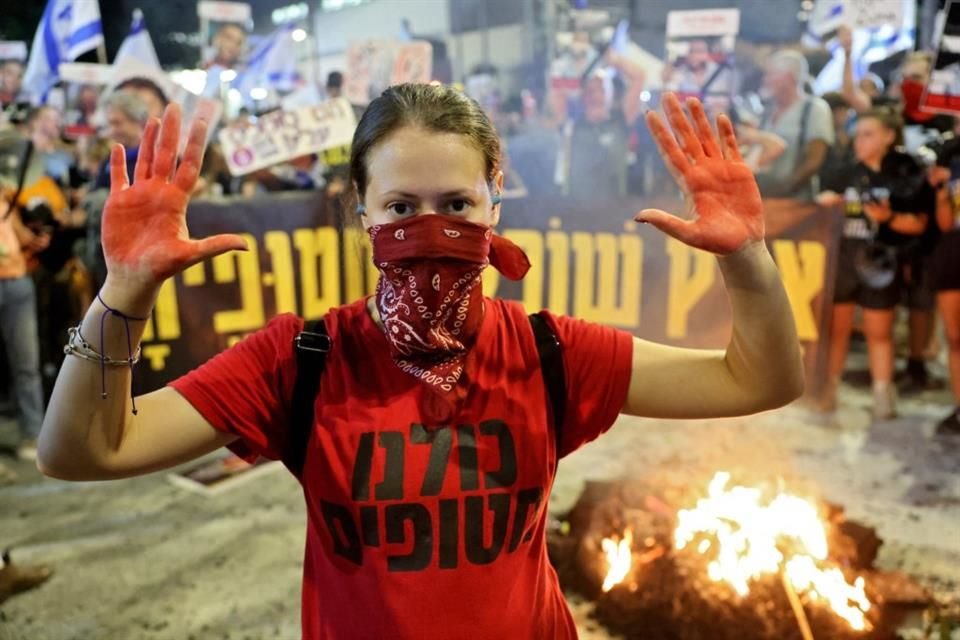 Una manifestante protesta en Israel para exigir un cese al fuego que permita la liberación con vida de los rehenes.