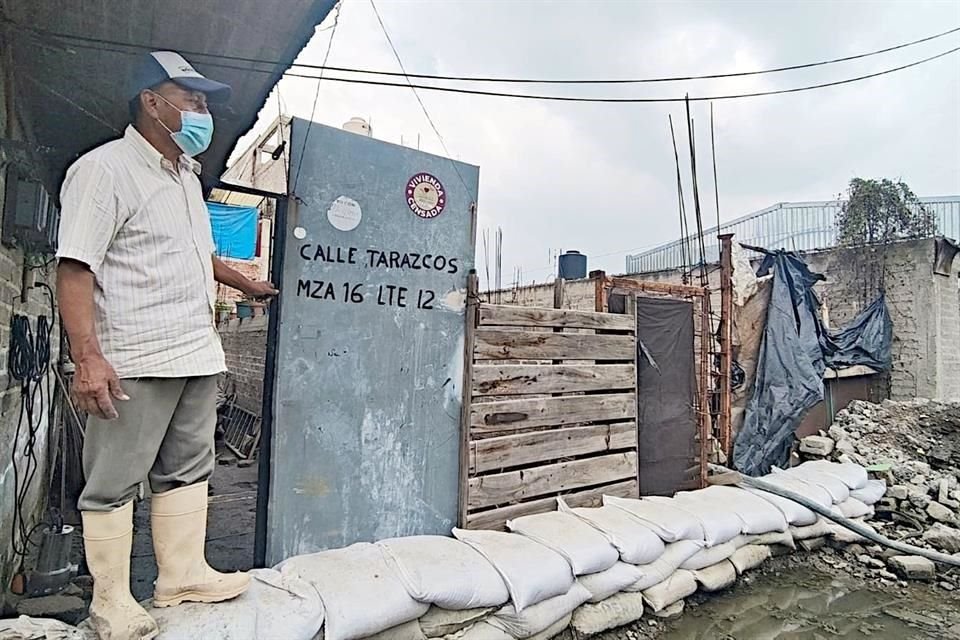 SIN SALIR DE CASA. Gilberto Pineda, de 68 años, se ve en la necesidad de permanecer en su vivienda, ante los obstáculos que encuentra en las calles.