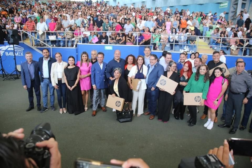 Dos mil 834 maestros de educación especial, preescolar y secundaria de Zapopan recibieron computadoras con el objetivo de fortalecer el modelo educativo.