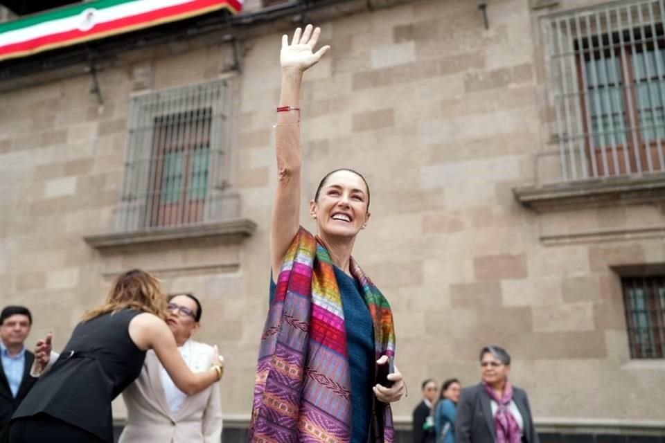 En un mensaje en redes sociales, la Presidenta electa defendió la reforma judicial. La imagen, durante el Informe de Gobierno de AMLO en el Zócalo.