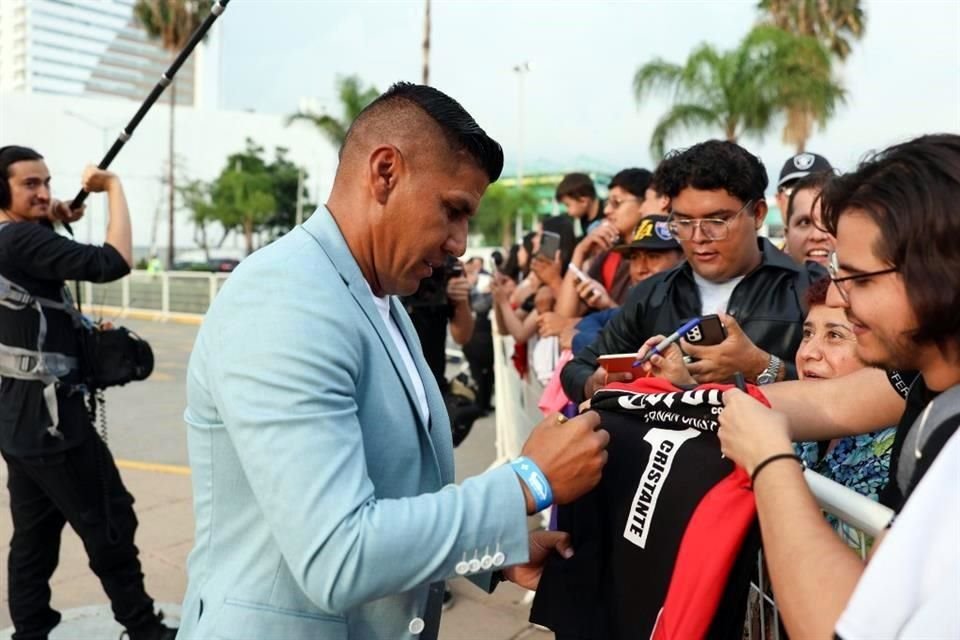 Carlos Salcido se dio tiempo para atender a los aficionados.