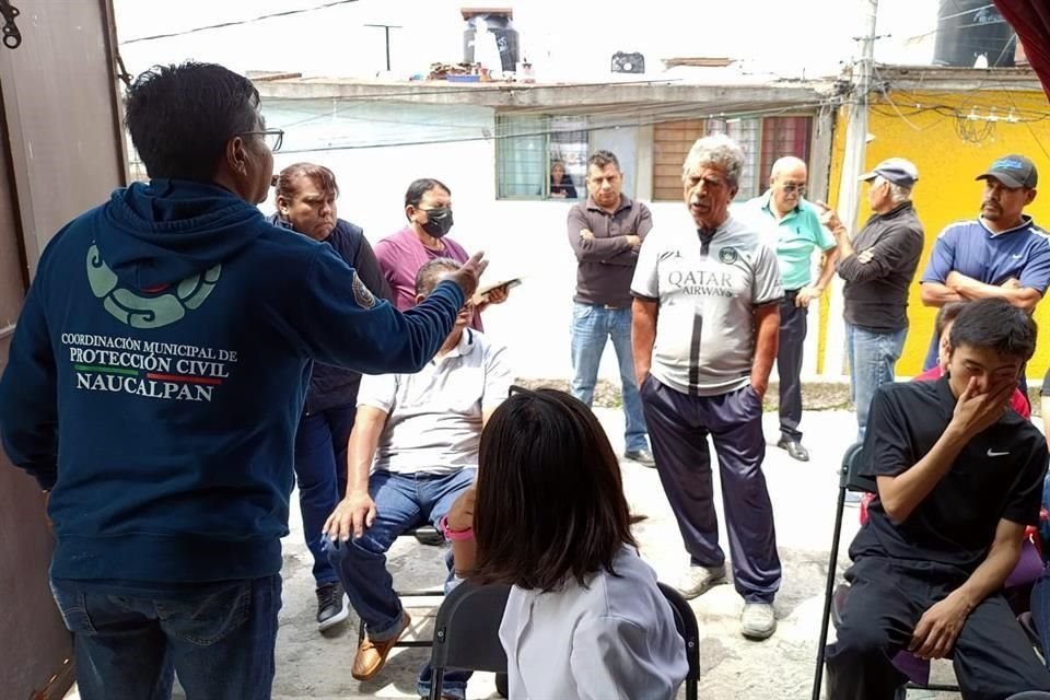 Personal de Protección Civil y Bomberos dan capacitaciones a vecinos, ante la preocupación de microsismos.